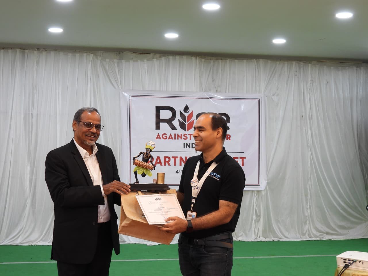 Corporate partner FactSet receiving recognition and a memento at the Rise Against Hunger India Hyderabad Partners Meet